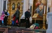 Când altarul ţine loc de scenă. „Pussy Riot” aduce HAOSUL într-o catedrală din Moscova
