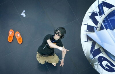 3, 2, 1, start.... Începe la Bucureşti Campionatul Mondial de Avioane de Hîrtie :)