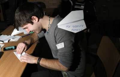 MIG-uri studenţeşti » Sute de avioane din hîrtie au intrat ieri în calificările pentru Cupa Mondială!