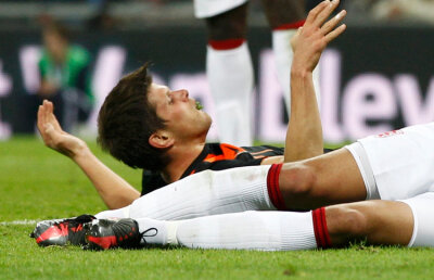 VIDEO Imagine groaznică: Huntelaar a rămas cu iarbă în gură după ciocnirea cu Smalling