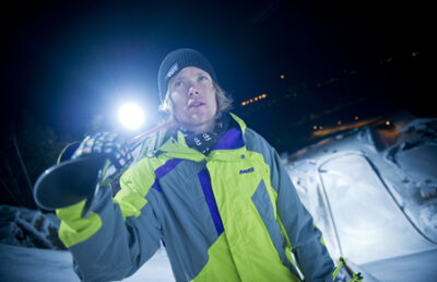 VIDEO A atins o viteză de 128 km pe oră schiind cu spatele. Un record!