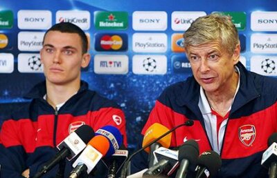 Wenger e la cuţite cu federaţia belgiană. La mijloc se află Vermaelen