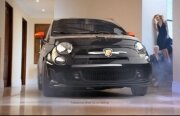 Charlie Sheen se dă cu Abarth 500 prin casă