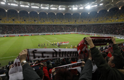FOTO & VIDEO Invazia alb-roşie » Suporterii lui Dinamo s-au închesuit pe Naţional Arena pentru a-şi susţine favoriţii