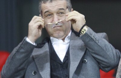 Gigi Becali, atac la Ilie Stan: "Avem cel mai încîlcit joc! Tănase nu mai joacă niciodată în centru!"