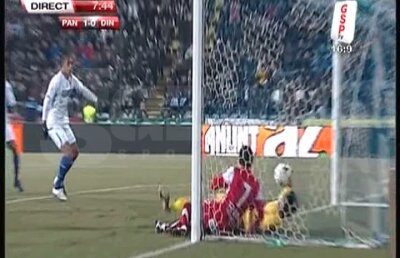 VIDEO  / A trecut sau n-a trecut? » Pandurii deschid scorul cu un gol controversat