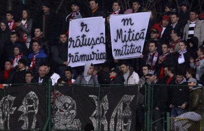 Spui poezii, nu mai iei bătaie! » Fanilor li s-a permis să afişeze bannere ironice la meciul Pandurii - Dinamo (2-2)
