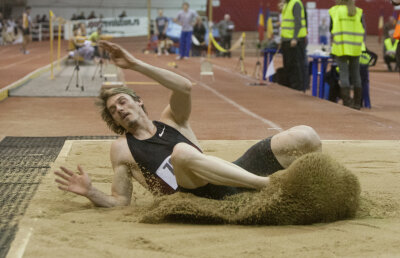 Oana Duşmănescu scrie despre încăpăţînarea cu care ne agăţăm de aceiaşi eroi » 17 metri