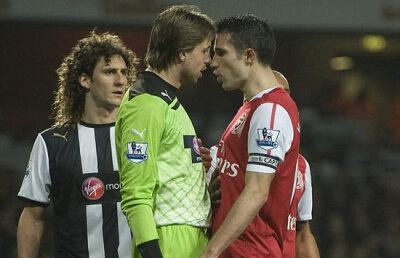 VIDEO ”Cocoşi” olandezi» Van Persie era cît pe ce să se bată cu portarul lui Newcastle