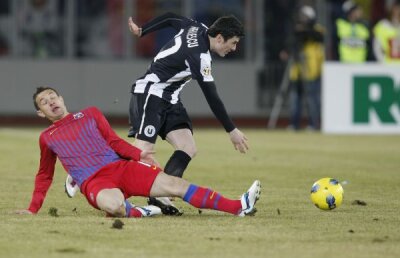 Stadioanele atrag suporterii, autorităţile locale distrug jucătorii! » Patru jucători s-au accidentat grav pe noile arene