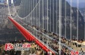 Unul dintre motivele pentru care conduc lumea. Chinezii au construit cel mai lung pod suspendat între doi munţi