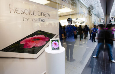 Lumea este prea mică pentru noul iPad: vânzări record de trei milioane unităţi