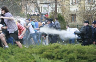 VIDEO şi FOTO Imagini dure de la mitingul "Ştiinţa nu moare" » Aproximativ 40 de persoane reţinute. Vezi cum jandarmii tîrăsc de păr un fan oltean