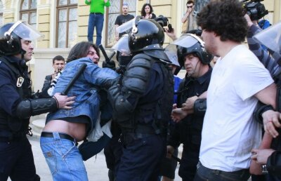 Violenţă extremă în Piaţa Victoriei: jandarmii au spart mitingul "Ştiinţa nu moare" cu gaze lacrimogene, pumni şi picioare
