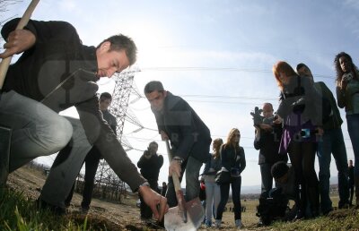 FOTO Claudiu Niculescu şi-a luat în serios rolul de "Educator" » A dat tonul la plantarea puieţilor ;)