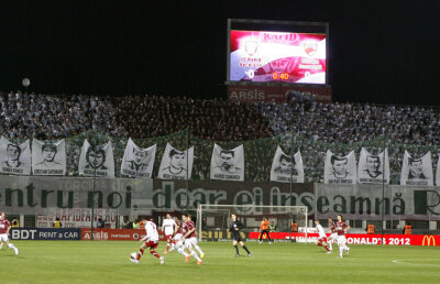 Coman, aclamat de fani » Galeria a căzut la pace cu portarul Rapidului