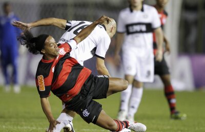 VIDEO De neînchipuit! Ronaldinho a ratat cu poarta goală