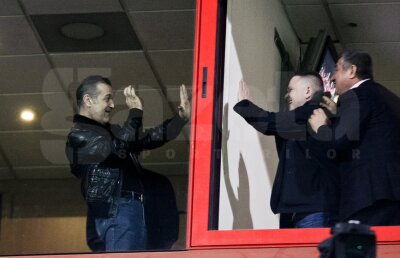 Distracţie în loja din Ghencea » Gigi Becali şi Vasile Şiman au bătut cuba la 2-0 :D