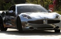 Justin Bieber te învață cum să distrugi un Fisker Karma