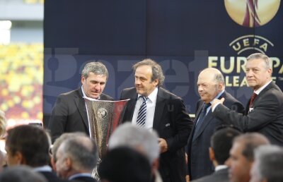 FOTO » Trofeul Europa League a ajuns la Bucureşti » Vezi unde va fi expus în următoarea lună