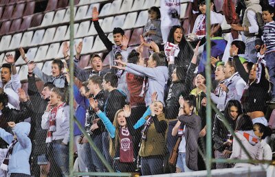 FOTO Şcoala ultras » Copiii şi femeile au înjurat cu foc rivalele Rapidului