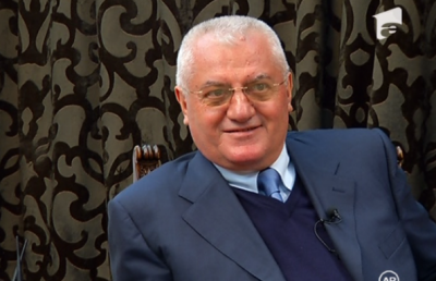 VIDEO Să rîdem de Mitică » Dragomir a dat interviul vieţii la Antena 1: le-a cîntat muzică populară găinilor!