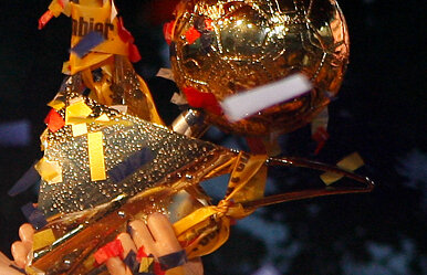 Patru săptămîni cu cuţitele pe masă! » Cinci echipe despărţite de şase puncte se bat la titlu