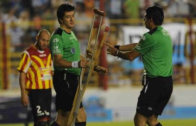 VIDEO Fanii Lui Racing şi-au atacat favoriţii cu cîrje să le arate cît de prost joacă