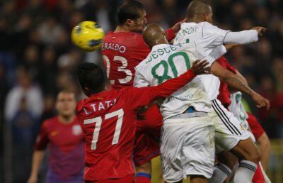 Tactică-şoc la Steaua cînd Vaslui a marcat » Tatu (1,73 metri) a făcut marcaj la Wesley (1,80 metri)