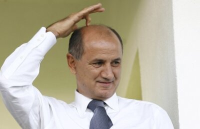 Metodă a la Copos» Patronul îi motivează pe giuleşteni cu plata salariului ;)