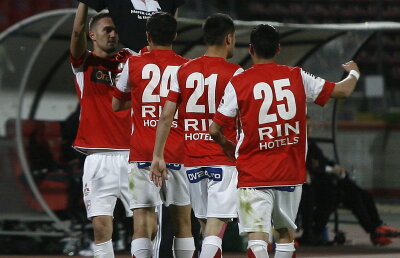 Dinu îl ironizează pe Gigi Becali: "Fotbalul e mai puternic decît bîlciu, şatra sau pohta ce-am pohtit" :)