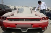 Poliția din Dubai va licita un Ferrari Enzo abandonat
