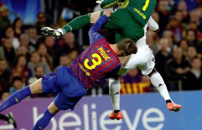 VIDEO » Blestemul fundaşilor: Cahill şi Pique au ieşit accidentaţi! Catalanul, dus la spital