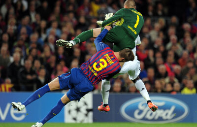 VIDEO Pique doborît de portarul kamikaze! » Valdes şi-a scos din joc coechipierul cu o ieşire sinucigaşă