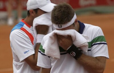 O poză şi 100 de comentarii » Imaginea cu Tecău şi Lindstedt ferindu-se de vînt a făcut furori pe facebook