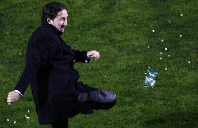 După ce MM i-a ironizat, fanii giuleşteni îi dau o replică violentă: "Să ai umbrela cu tine duminică seara!"