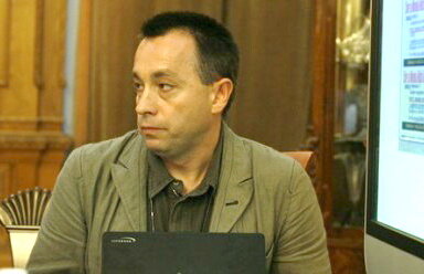 "Eşti un ticălos!"