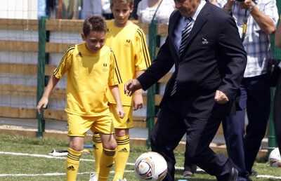 Driblaţi de Platini » Preşedintele UEFA a participat la inaugurarea unui teren sintetic