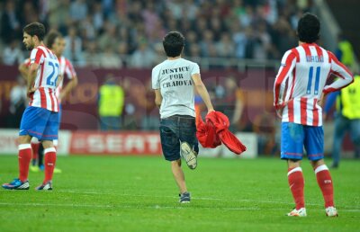 FOTO Finala întreruptă de doi spectatori! Aveau inscripţionat pe tricouri mesajul "Justice for Craiova"