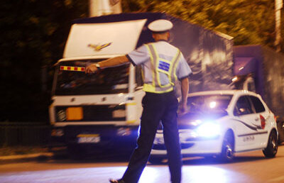 Avertisment de la Poliţia Rutieră: "Nu parcaţi maşinile lîngă terase" :)