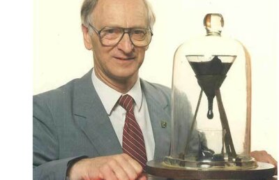 Cel mai lung experiment din lume: 85 de ani pentru câteva picături de smoală