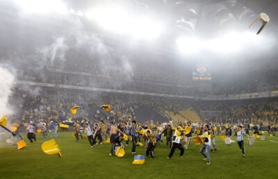 VIDEO Război la Istanbul » Încăierări cu poliţia, petarde, suporteri sufocaţi de "lacrimogene", răniţi!