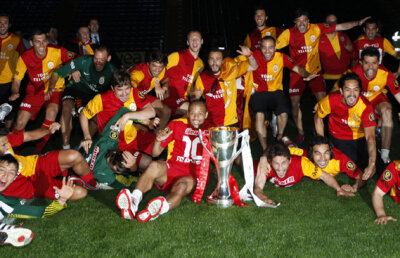 Campioana întunericului » Un om a murit după ce Galata a luat titlul într-un derby devastat de incidente