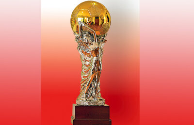 EXCLUSIV Gazeta vă prezintă în premieră cum va arăta trofeul Ligii 1 » O fată şi o minge poleită cu aur