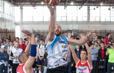 "Arnold" Bogdan Stelea a renunţat la fotbal şi face show la baschet!