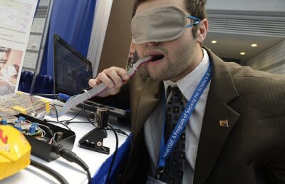 Un licean din Vâlcea îi ajută pe nevăzători să “vadă” cu limba