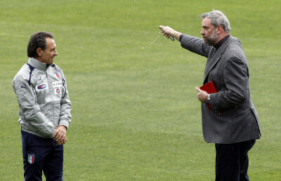 Squadra sfinţită » Italienii au fost binecuvîntaţi de preot înainte de Euro