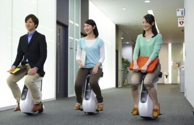 Honda prezintă primul vehicul omni-direcţional din lume! UNI-CUB, sau cum ne-am putea deplasa în viitor (VIDEO)