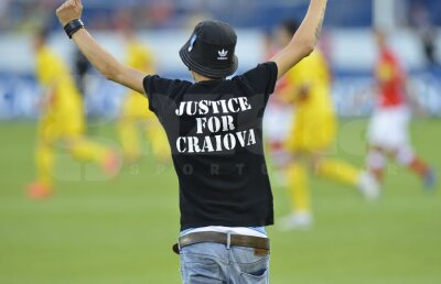 FOTO Fanii "Ştiinţei" şi-au făcut simţită prezenţa şi la Lucerna » Un suporter a intrat pe teren cerînd "Dreptate pentru Craiova"