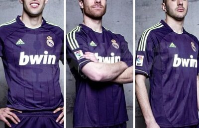 FOTO şi VIDEO El Clasico şi la tricouri » Real răspunde "extravaganţei" Barcelonei cu un echipament clasic